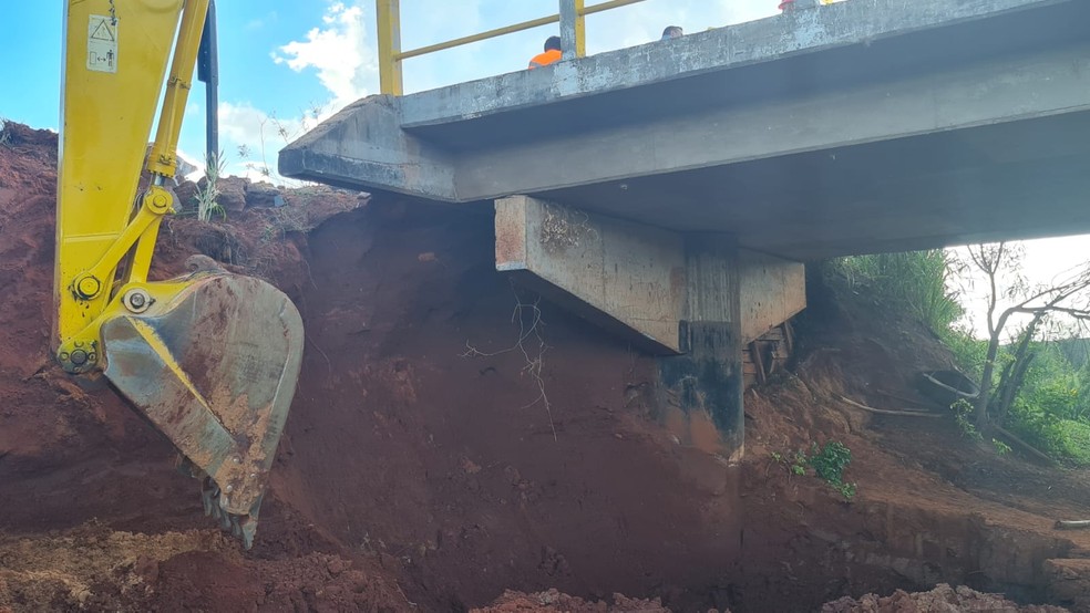 Obras para recuperação de ponte na Estrada Aymoré foram iniciadas nesta segunda-feira (28) — Foto: Prefeitura de Presidente Venceslau