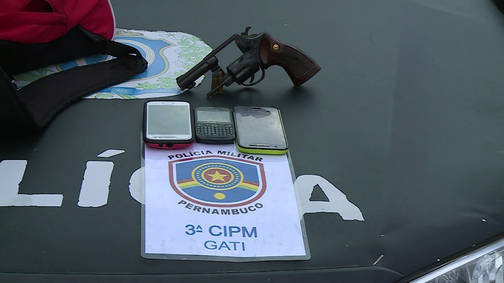 Arma, munições e celulares foram apreendidos com dupla que confessou assassinato do vereador (Foto: Reprodução/TV Globo)