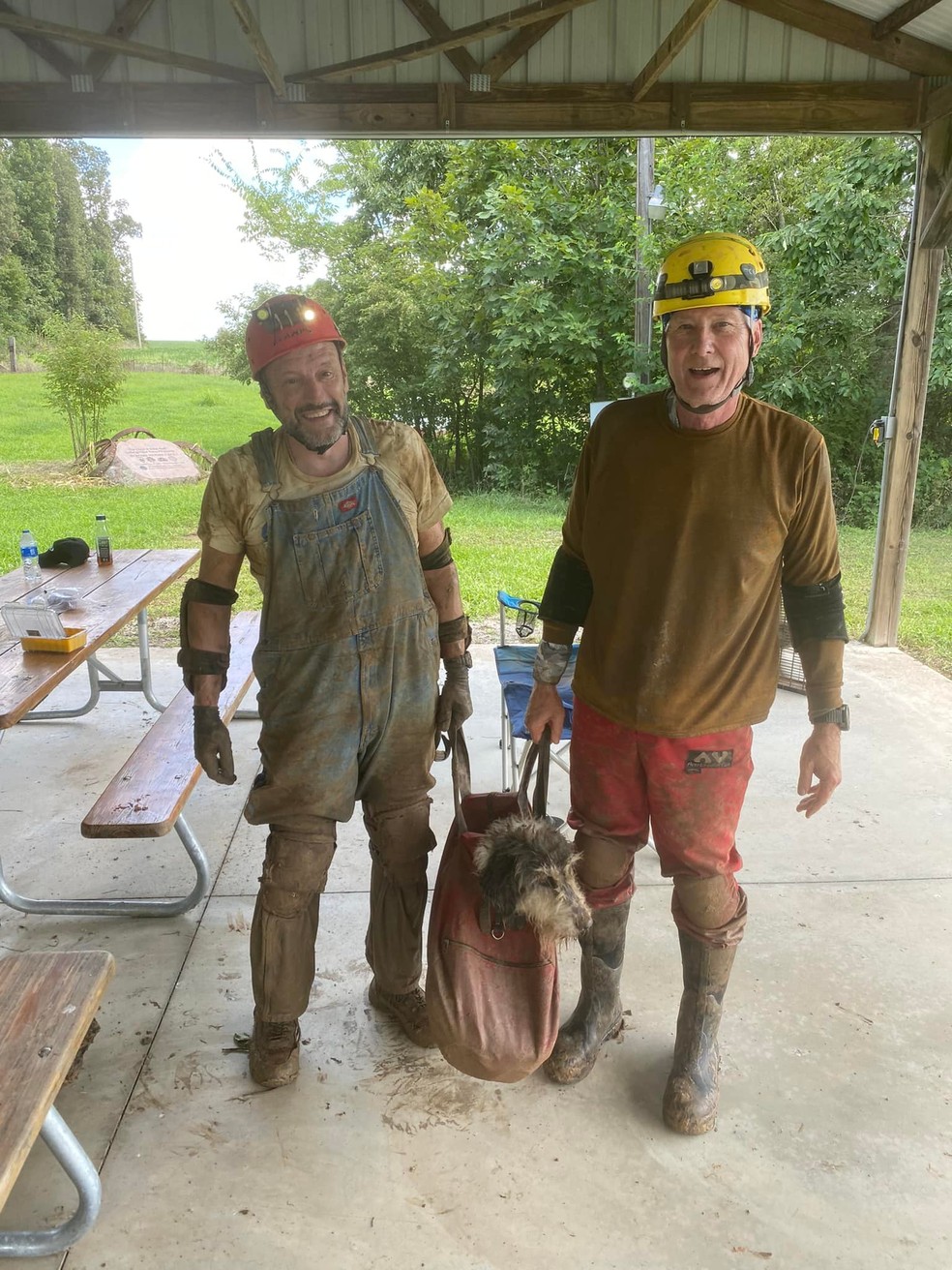 Haley e seu colega Keene retiram cachorra Abby para fora da caverna.  — Foto: Reprodução