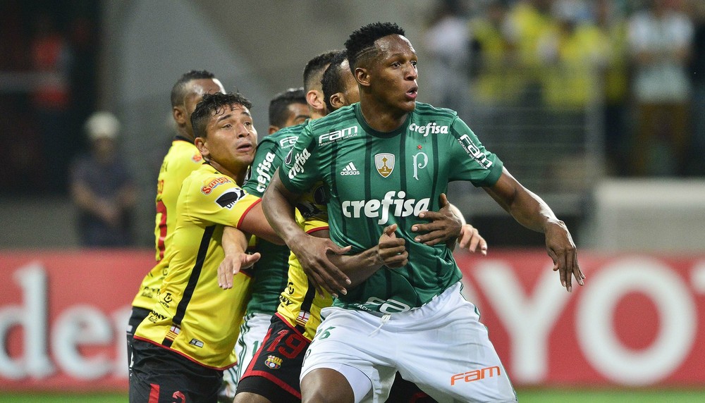Barcelona tenta levar Mina, e Palmeiras espera volta de zagueiro para conversar