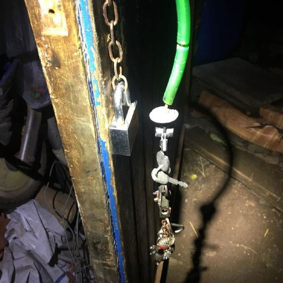 Porta do galpão estava trancada com cadeado (Foto: BBC/Polícia italiana)