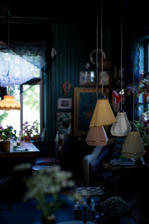 Artista transforma casa vitoriana usando paredes escuras e móveis vintage (Foto: Maren Ingeborg Gråblomst/ Villa Betula/ divulgação)