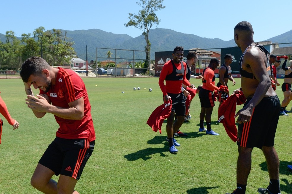 Arrascaeta leva trote durante o treino do Flamengo desta quinta — Foto: Alexandre Vidal/Flamengo