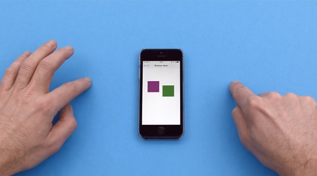 O dispositivo utiliza seus próprios sensores de movimento para transformar a superfície ao redor do smartphone em uma extensão da tela (Foto: Divulgação)
