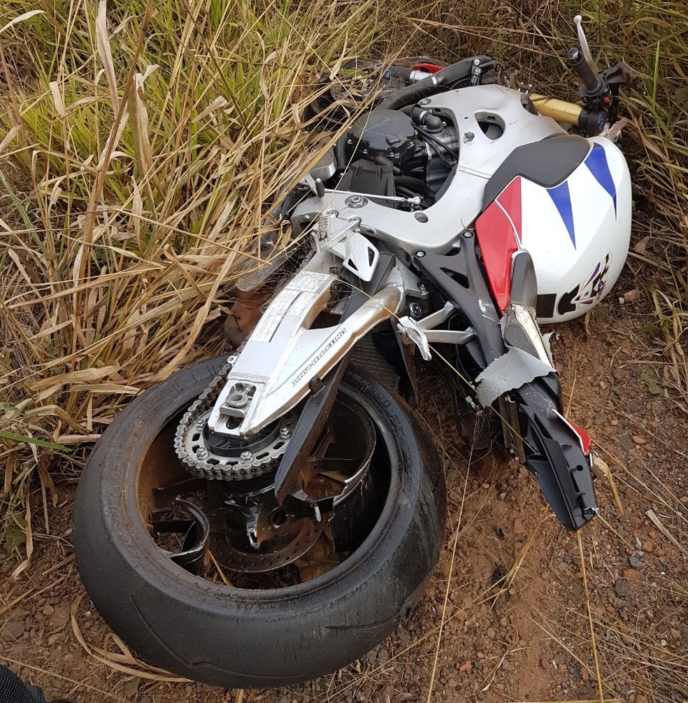 Moto de homem de 38 anos que morreu após perder controle em curva na BR-060, sentido Brasília-Goiânia (Foto: Maiara Goveia/Arquivo pessoal)
