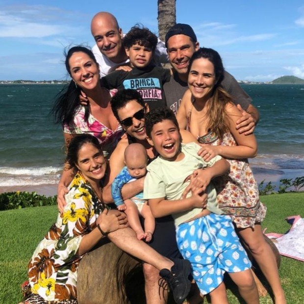 Zezé Di Camargo com Graciele Lacerda, Camilla e Wanessa Camargos, os genros e os netos (Foto: Reprodução Instagram)