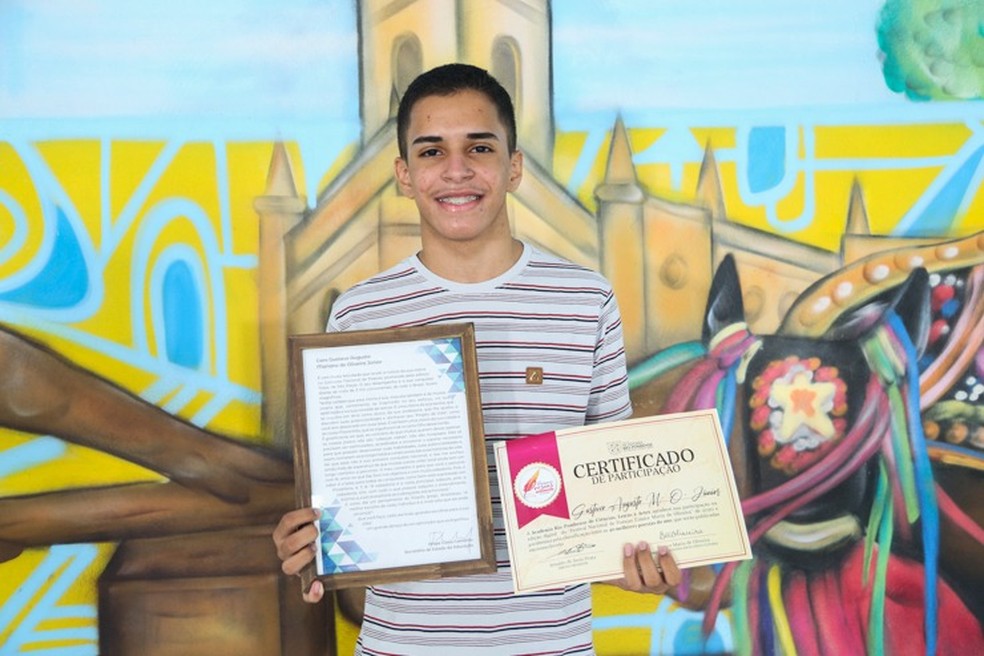 Gustavo Augusto, de 17 anos, foi selecionado para participar da 6ª edição do Festival de Poesia de Lisboa. — Foto: Divulgação/Prefeitura de Timon
