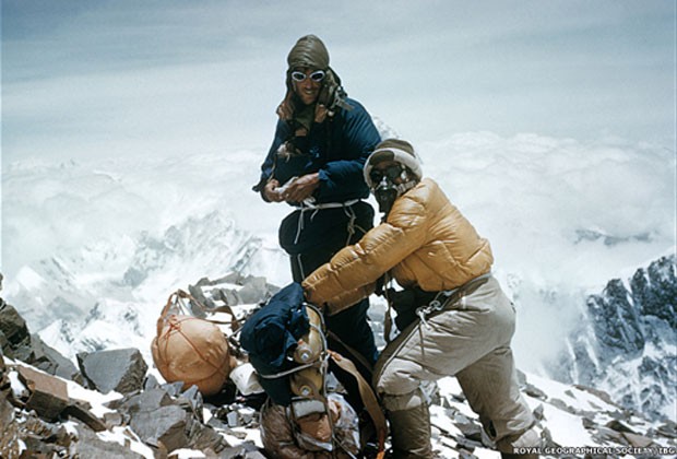  Muito do equipamento que usaram na época era recém-desenvolvido e experimental. Dois dias antes de eles alcançarem o topo, outra equipe chegou a 100 metros do cume do Everest, mas teve de desistir da empreitada porque seu sistema de oxigenação falhou. Na foto, Hillary e Tenzing na véspera de seu grande feito, em 28 de maio de 1953.  (Foto: Royal Geographical Society (com IBG))