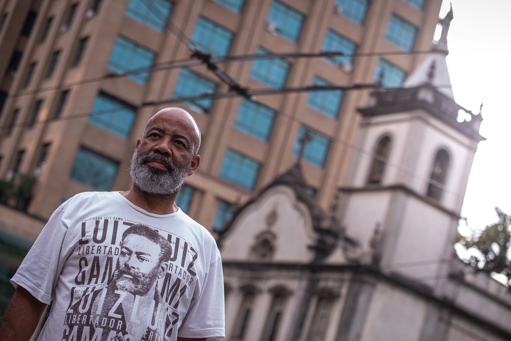Abílio Ferreira relembra a história de Joaquim Pinto de Oliveira, o arquiteto Tebas, em caminhadas pelo Centro de São Paulo — Foto: Fábio Tito/G1