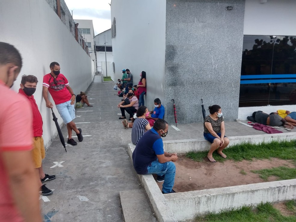 Antes da 6h a fila já rodeava a agência da Caixa na Avenida Francisco Sá, em Fortaleza. — Foto: Halisson Ferreira/ SVM