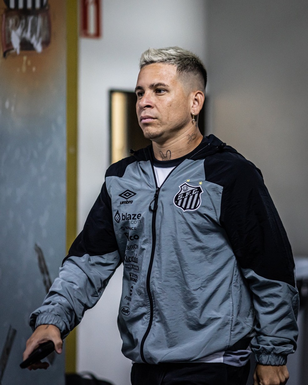 Soteldo na chegada para Santos x Botafogo-SP — Foto: Divulgação/SantosFC