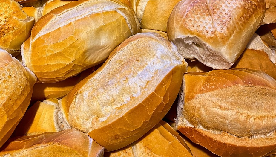 Pão francês está entre os alimentos com maior teor de sódio consumidos por brasileiros
