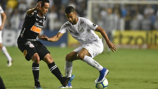 Jadson e Jorge disputam lance