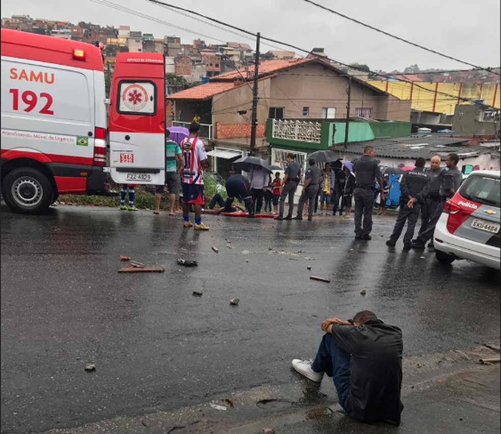 AmbulÃ¢ncia faz resgate de feridos em local de briga de torcedores em Ferraz de Vasconcelos â€” Foto: ReproduÃ§Ã£o/Redes Sociais