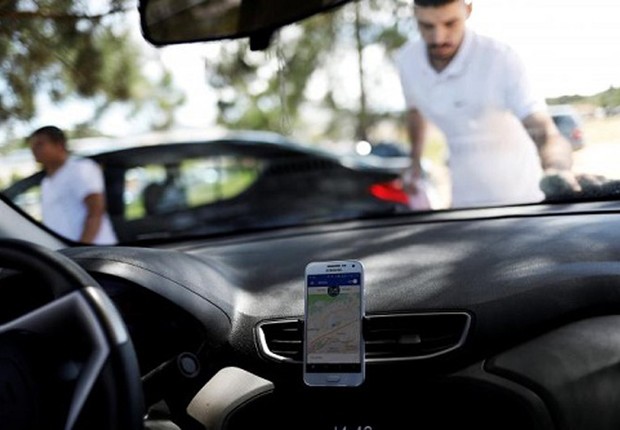 Motoristas do aplicativo Uber aguardam chamadas em São Paulo (Foto: Nacho Doce/Reuters)