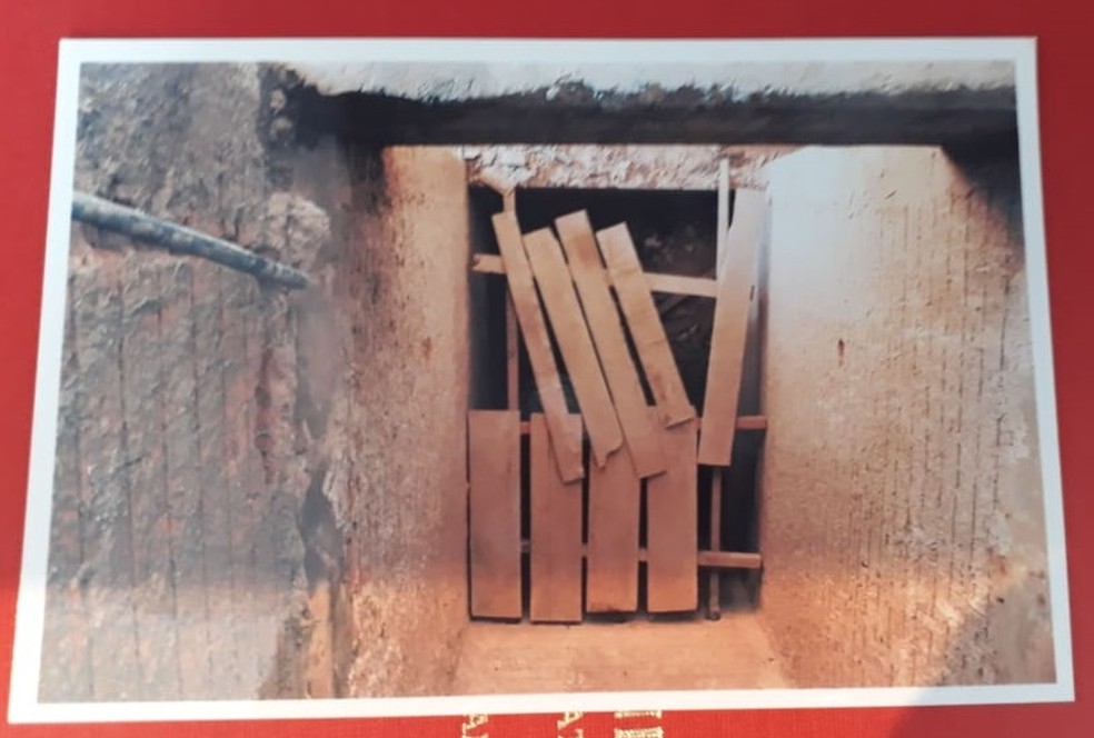 Fosso do elevador onde Arno caiu e pediu auxílio da Madre Vanini — Foto: Reprodução/TVCA