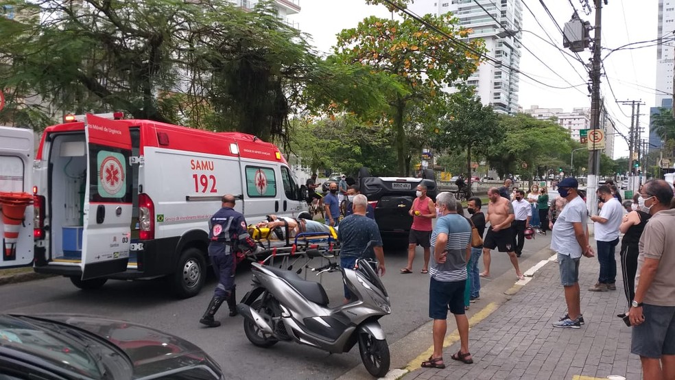Carro capotou e v&iacute;tima foi socorrida ao Pronto Socorro da Santa Casa de Santos, SP &mdash; Foto: Arquivo pessoal/Davi Ribeiro
