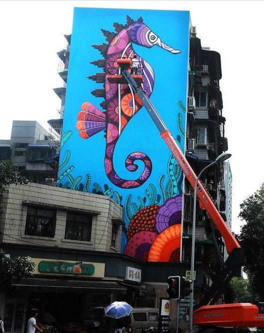 Fachada de prédio em Chengdu, na China, com arte do grafiteiro Cadu Mendonça (Foto: @cadumen/ Instagram/ Reprodução)