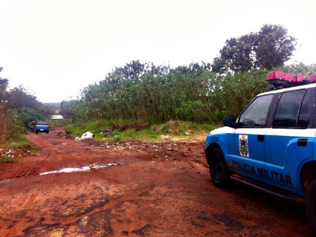 Policiais fazem buscas na região do Jardim Montevidéu,  em Campo Grande (Foto: Gabriela Pavão/ G1 MS)