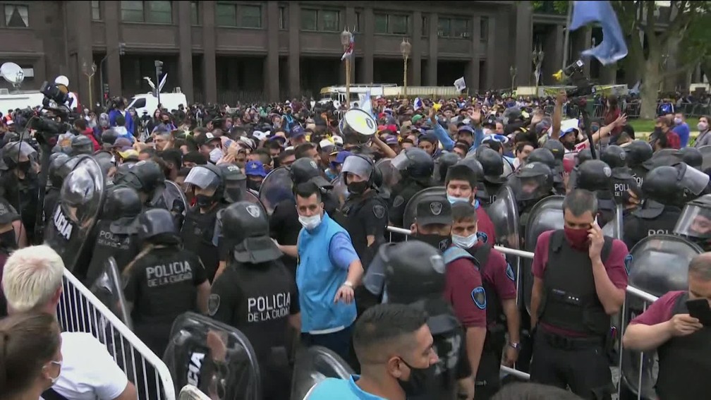 Multidão aglomerada em frente à Casa Rosada, sede do governo argentino, onde o corpo de Maradona é velado — Foto: Reprodução/GloboNews
