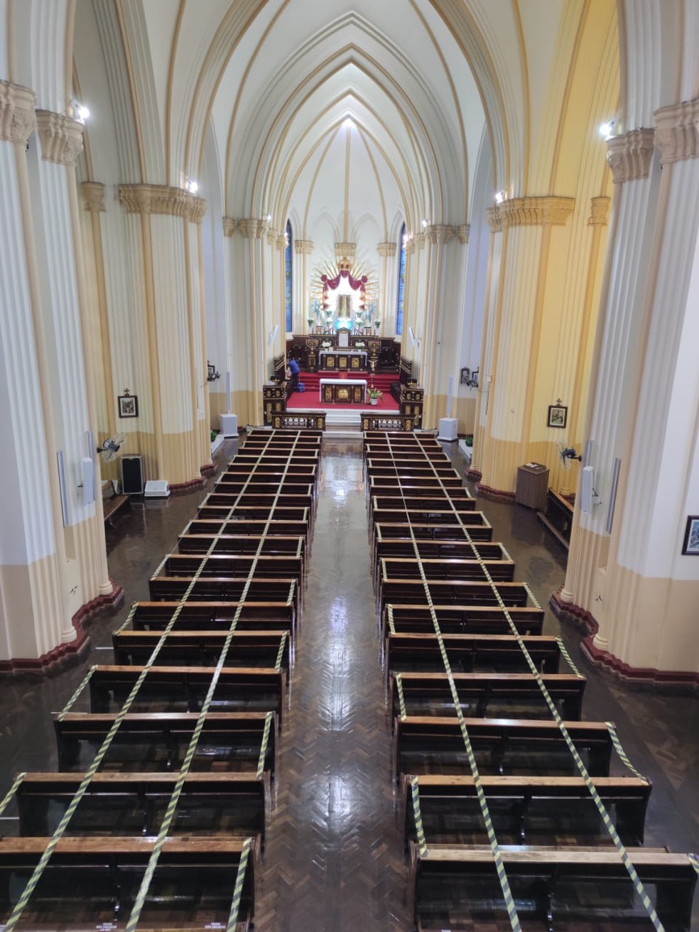 Igreja Sagrado Coração de Jesus adequou bancos para manter o distanciamento entre pessoas — Foto: Diocese de Ponta Grossa/Divulgação