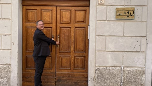 Tullio Masoni na entrada do prédio onde seu vinhedo fica localizado (Foto: Rossana Mazzieri/Divulgação)
