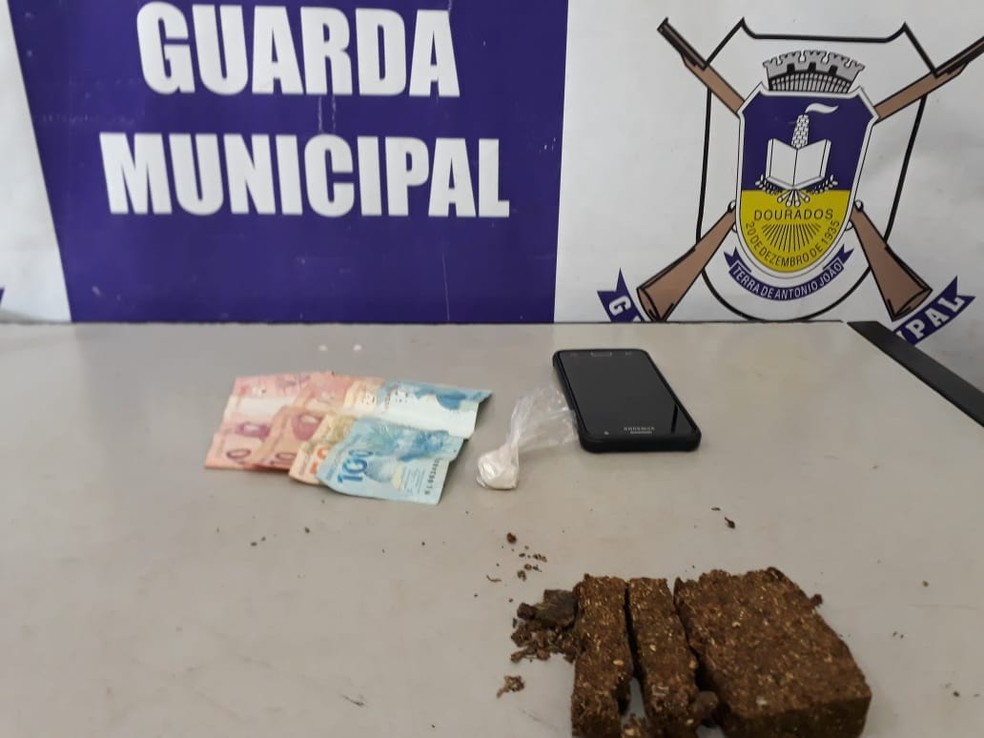 Droga, dinheiro e celular foi apreendido em bairro de MS, diz Guarda Municipal — Foto: Guarda Municipal/Divulgação