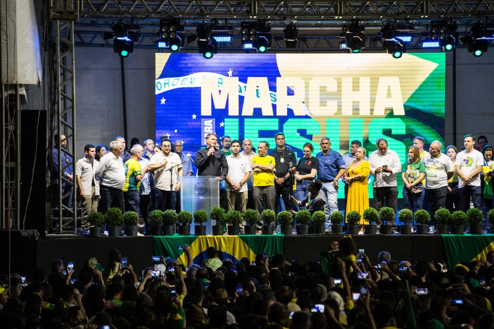 Bolsonaro ao lado de pastores e aliados políticos no palco do evento, em Fortaleza — Foto: Thiago Gadelha