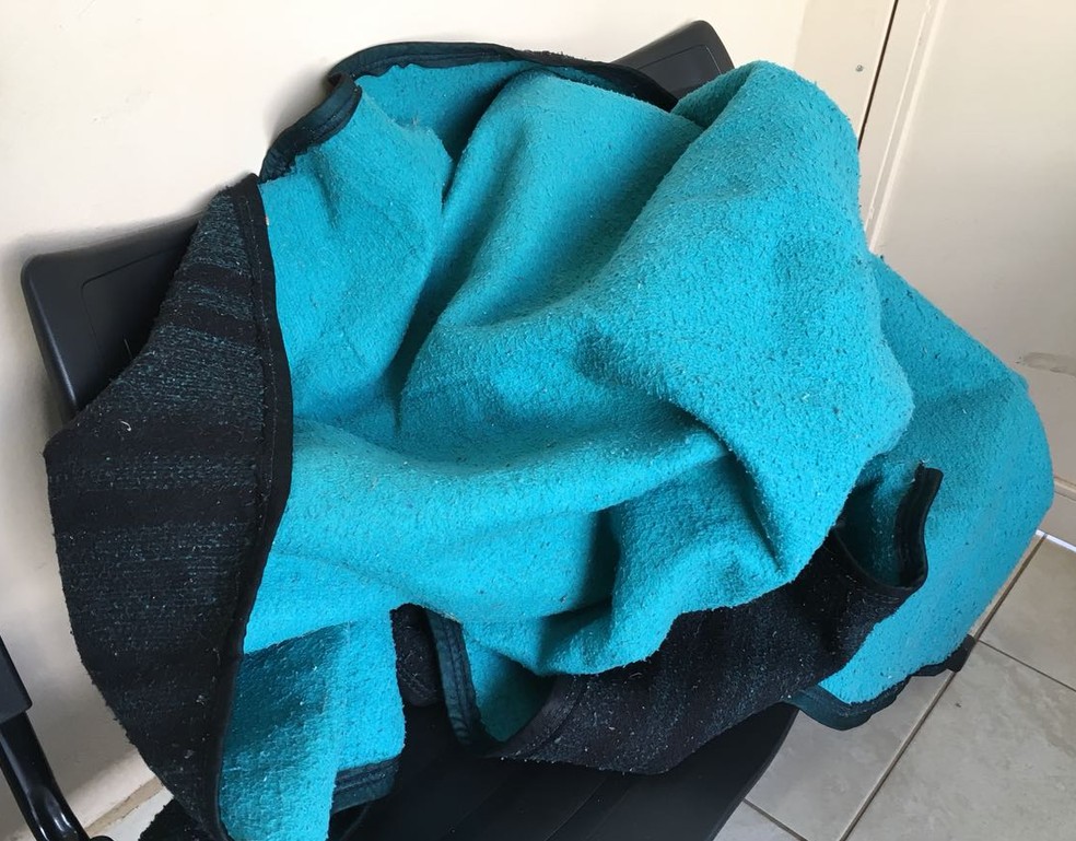 Produtos roubados foram enrolados em um cobertor (Foto: Valmir Custódio/G1)