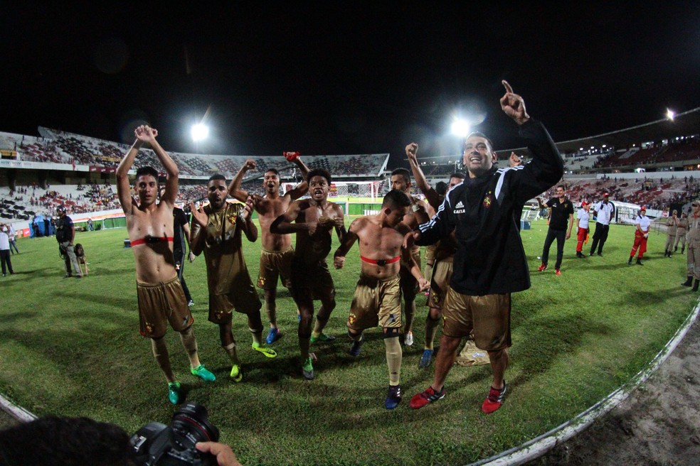 Rubro-negros devolveram a derrota em casa com a classificação no Arruda (Foto: Marlon Costa / Pernambuco Press)