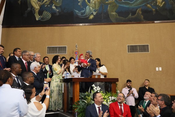 A cerimônia contou com a presença da família do governador e do vice — Foto: Manu Dias/GOVBA