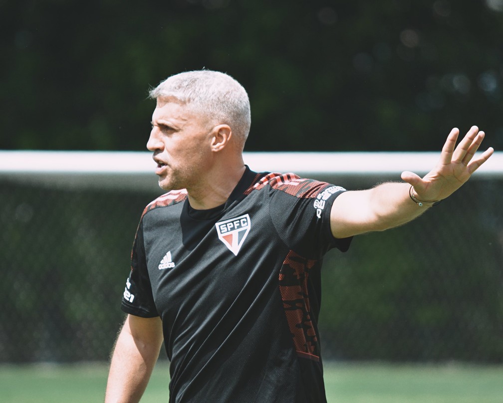 Crespo no comando do treino do São Paulo — Foto: Divulgação