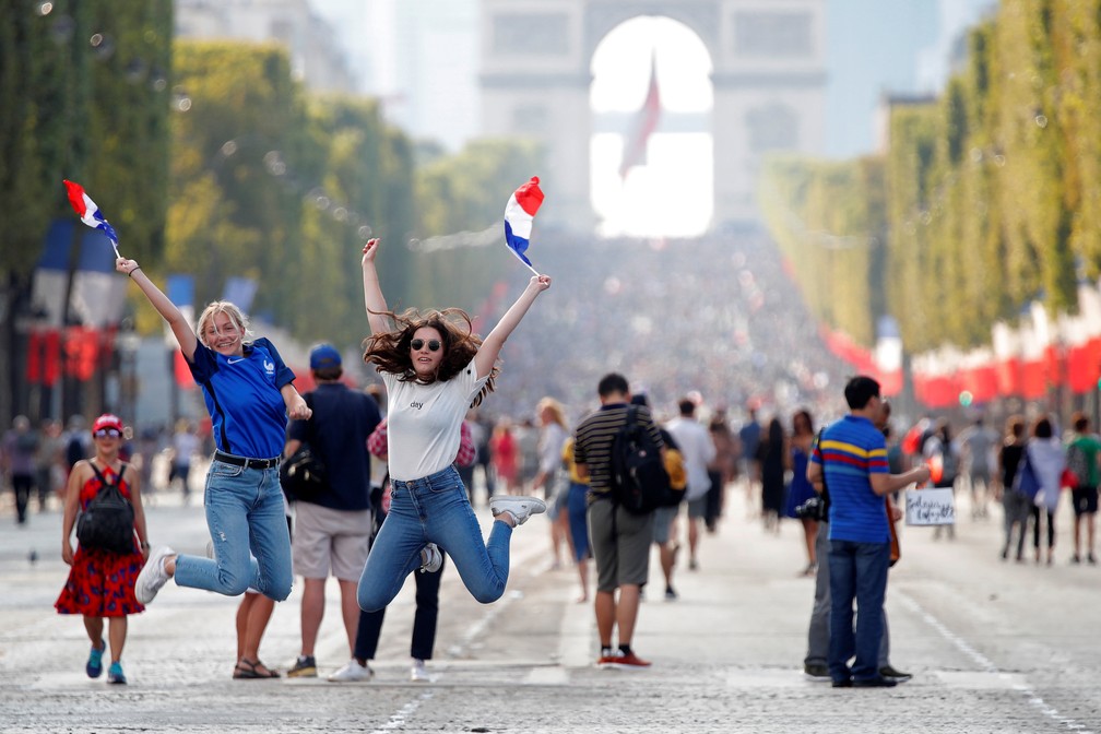 Torcedores da França comemoram em Paris (Foto: Reuters)