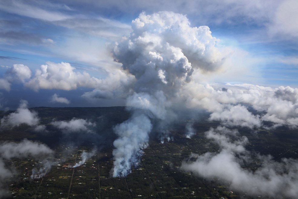 Fumaça vulcânica do Kilauea é vista neste domingo (6) sobre o Havaí (Foto: Mario Tama/Getty Images North America/AFP)