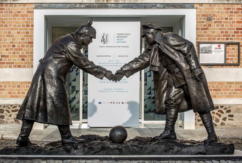 Estátua de Andrew Edwards retratando um soldado britânico e um alemão durante a Trégua de Natal na Bélgica. Também há estátuas como a da foto em outros países europeus — Foto: ARTERRA/UNIVERSAL IMAGES GROUP VIA GETTY IMAGES via BBC