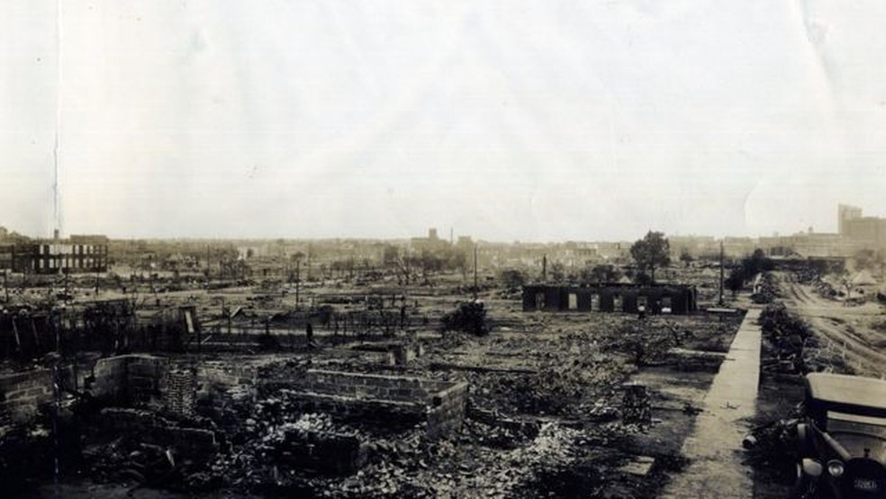 Registro histórico da destruição em Tulsa — Foto: OKLAHOMA HISTORICAL SOCIETY via BBC