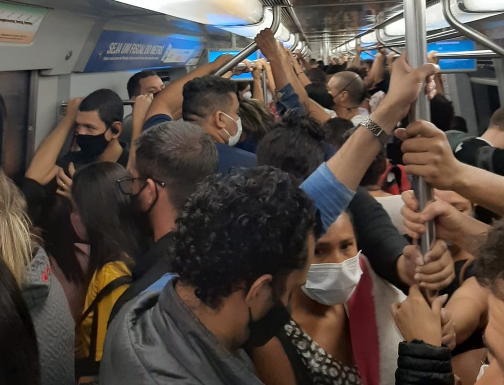 Aglomeração na estação Arniqueiras, em Águas Claras no início da noite desta quinta-feira (22) — Foto: Kelly Calazans / arquivo pessoal