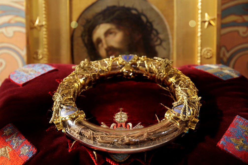 Foto de arquivo de marÃ§o de 2014 mostra a Santa Coroa durante cerimÃ´nia na catedral de Notre-Dame, em Paris â Foto: Philippe Wojazer/Reuters/Arquivo