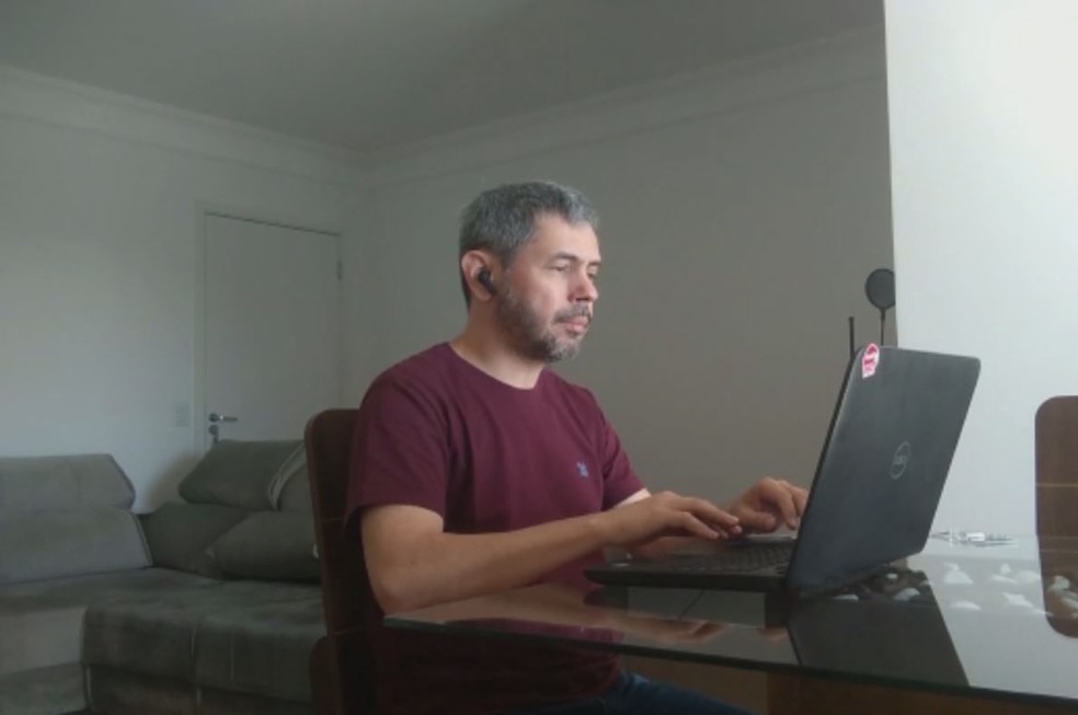 Para fazer home office foram necessárias adaptações — Foto: Reprodução/TV TEM
