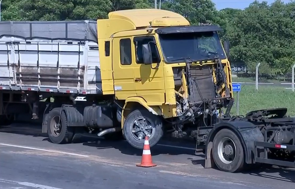 Motorista perdeu o controle do veículo e bateu na defensa metálica, em trecho de Bauru — Foto: Reprodução/TV TEM