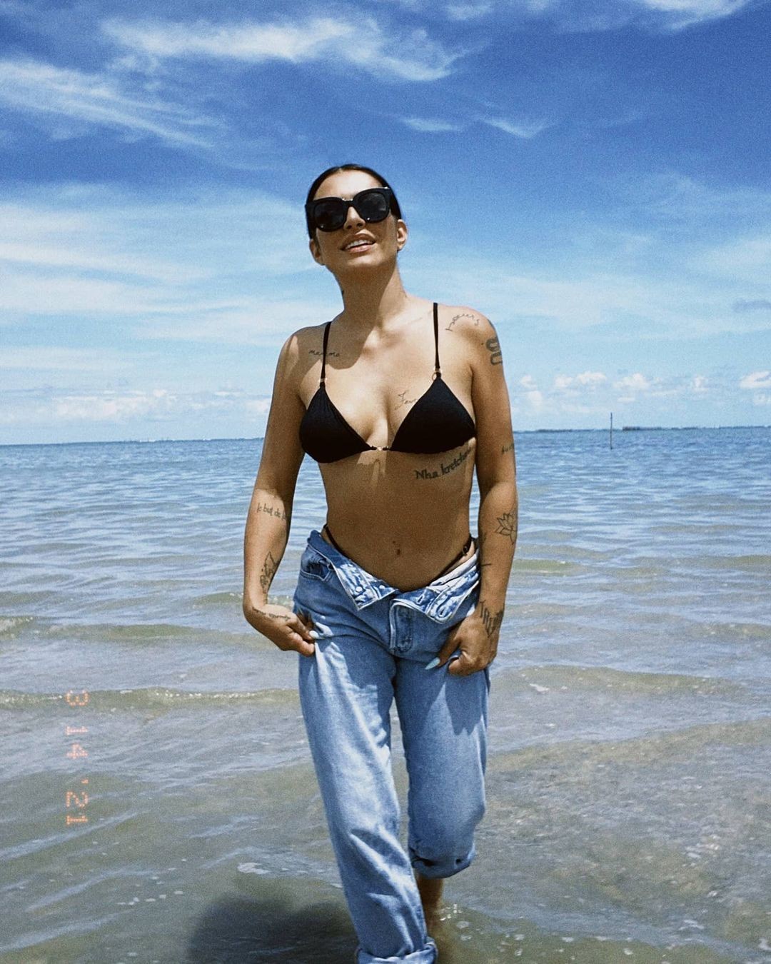 Cleo posa de jeans na praia (Foto: Instagram)