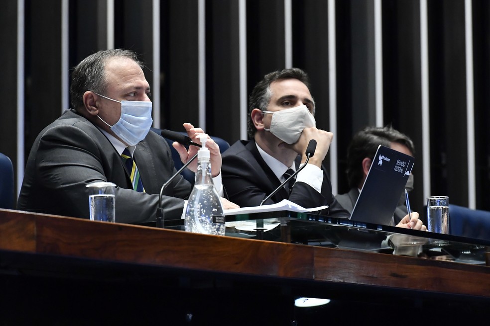 Ministro da Saúde, Eduardo Pazuello (à esquerda), ao lado do presidente do Senado, Rodrigo Pacheco (DEM-MG), em 11 de fevereiro — Foto: Waldemir Barreto/Agência Senado