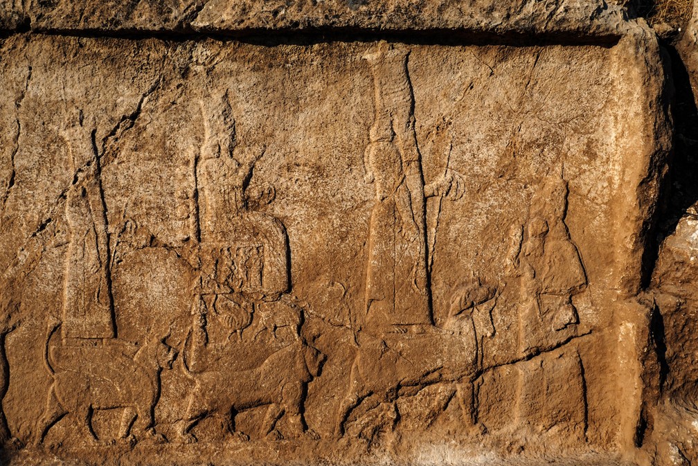 Baixo relevo da época dos reis assírios é descoberta no Iraque — Foto: AFP