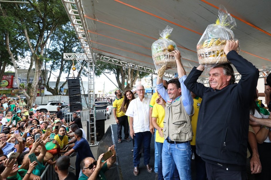Verbas. Ao lado de João Roma, pré-candidato ao governo da Bahia, Bolsonaro participa de ato em Cruz das Almas (BA): governo acelerou abertura dos cofres
