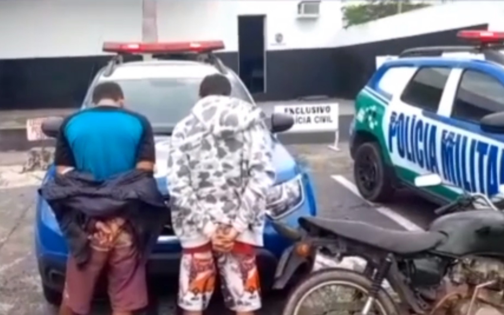 Dois homens são presos suspeitos de roubar bolsa de mulher que estava encostada em moto em rua de Caldas Novas; vídeo