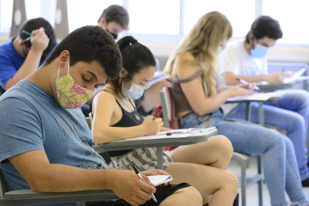 Estudantes durante a prova da primeira fase do vestibular 2022 da Unicamp em Campinas — Foto: Julio Cesar Costa / g1