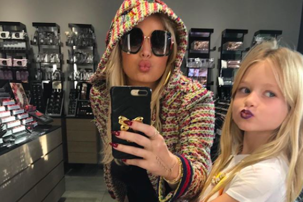 A cantora Jessica Simpson com a filha dentro de uma loja de maquiagem (Foto: Instagram)