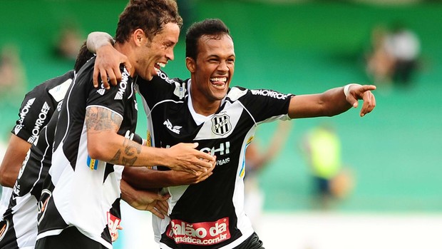 Jogadores da Ponte comemora gol de Bruno Silva (Foto: Marcos Ribolli/ Globoesporte.com)
