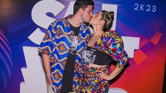 Vivian Amorim com o marido em um camarote em Salvador  Foto:  Thiago e Caio Duran/BrazilNews