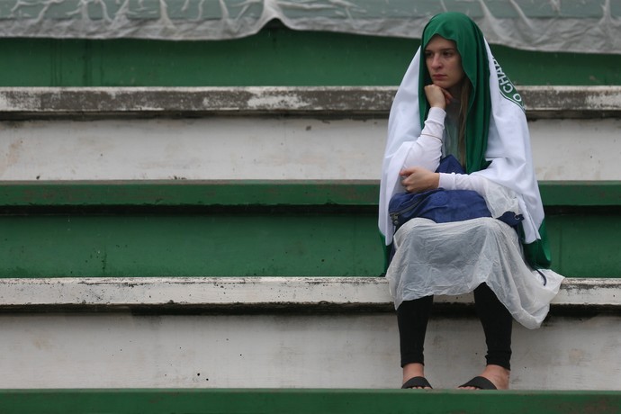Olhar perdido da torcedora nas arquibancadas da Arena Condá (Foto: Buda Mendes/Getty Images)